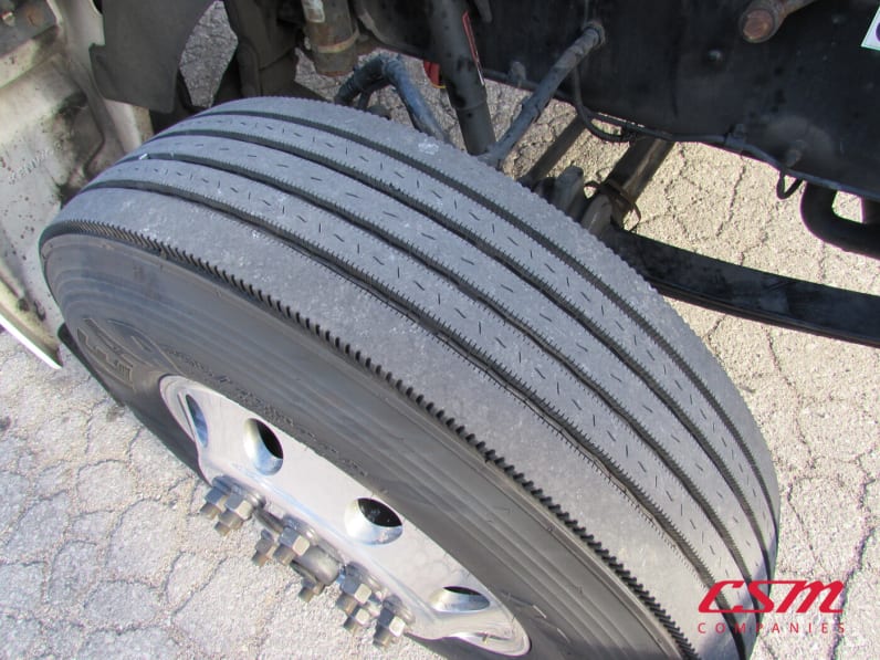 Passenger side front tire tread for this 2019 Kenworth T370 (Stock number: UKM252038)