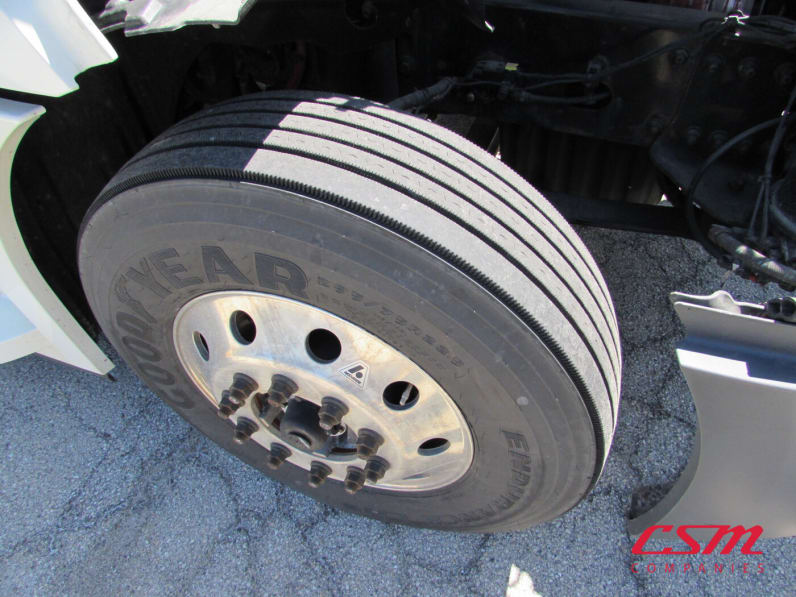 Driver side front tire tread for this 2019 Freightliner Cascadia (Stock number: UKSKS1211)