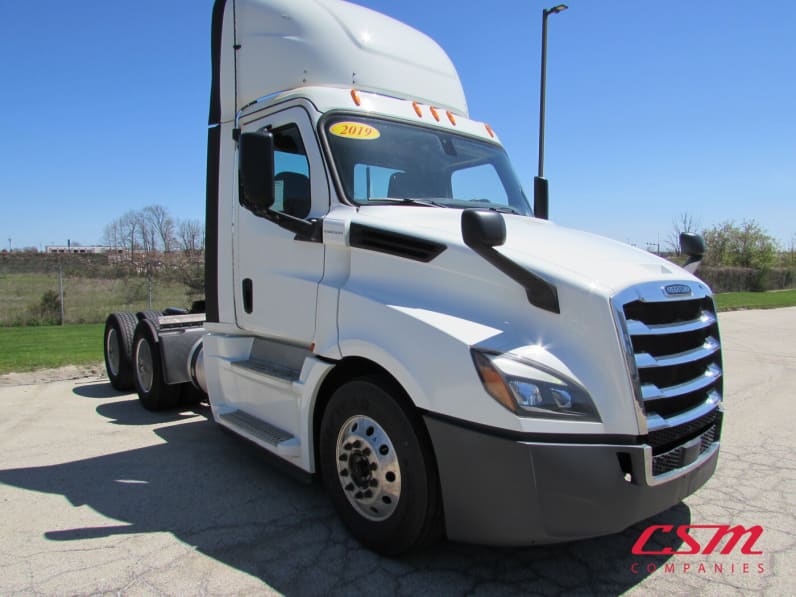 Exterior front passenger side for this 2019 Freightliner Cascadia (Stock number: UKSKS1211)