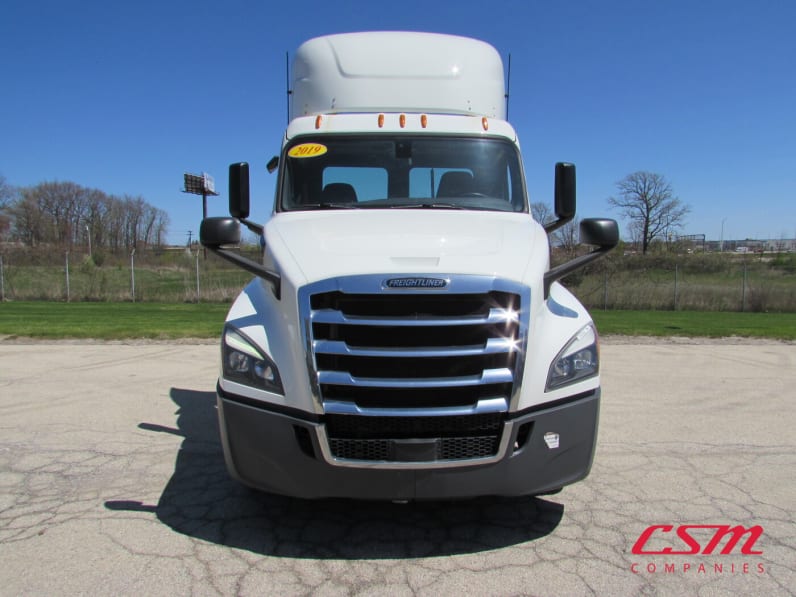 Exterior full front view for this 2019 Freightliner Cascadia (Stock number: UKSKS1211)
