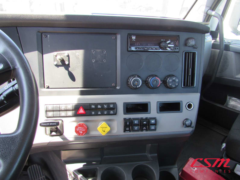 Interior radio and navigation system for this 2019 Freightliner Cascadia (Stock number: UKSKS1211)