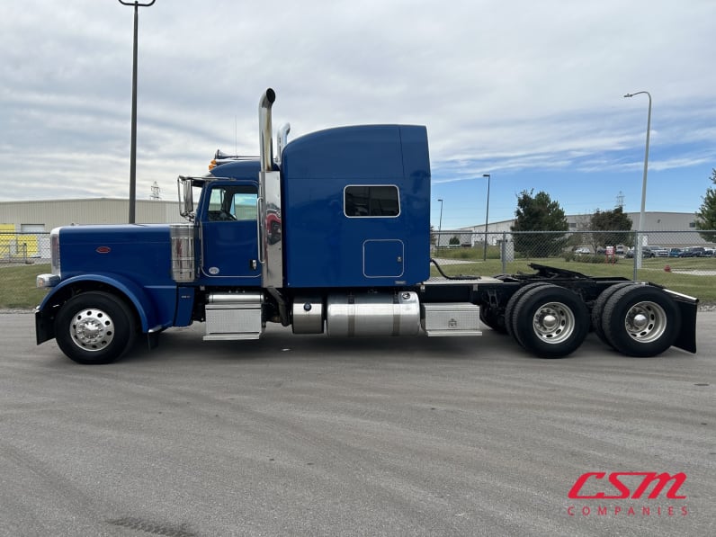Exterior full driver side for this 2020 Peterbilt 389 (Stock number: ULD677568)
