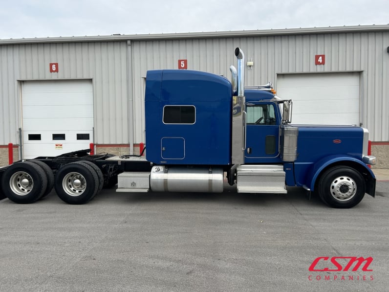 Exterior full passenger side for this 2020 Peterbilt 389 (Stock number: ULD677568)