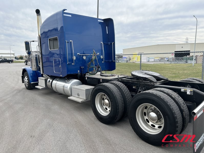 Exterior rear driver side for this 2020 Peterbilt 389 (Stock number: ULD677568)