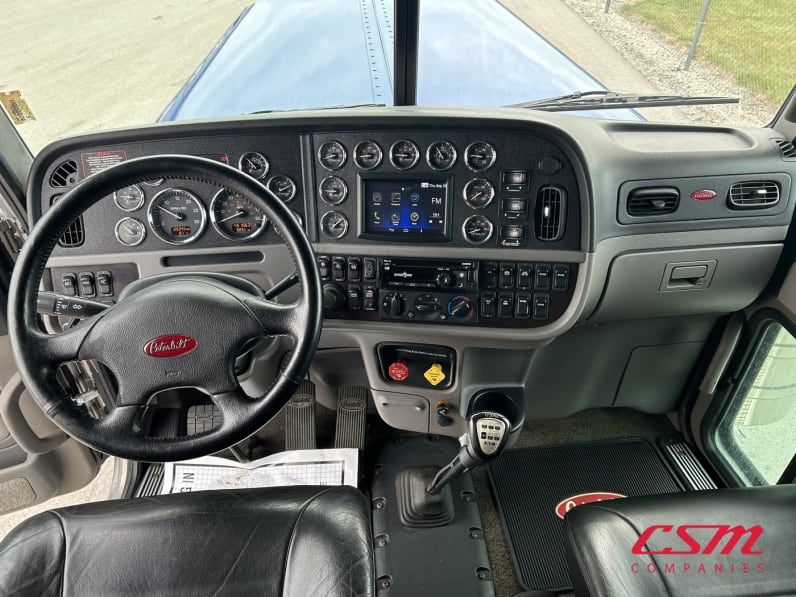 Interior cockpit for this 2020 Peterbilt 389 (Stock number: ULD677568)
