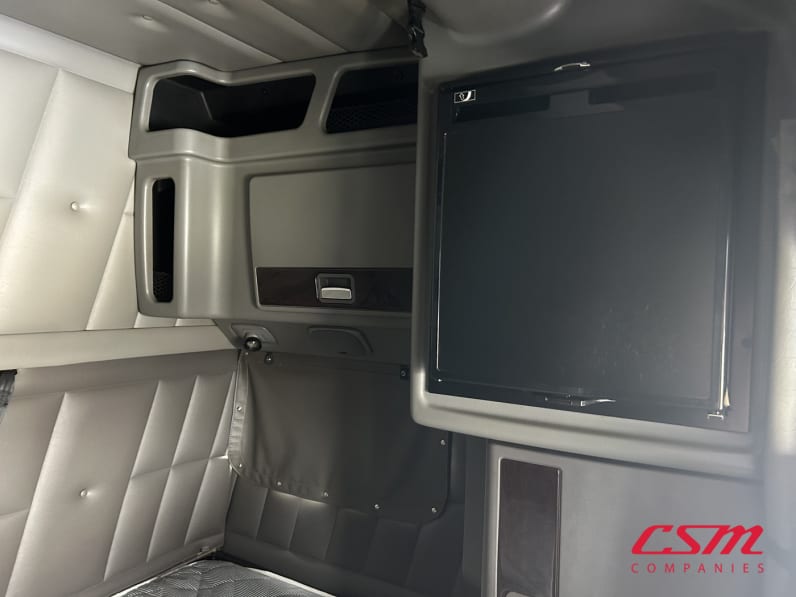 Interior driver side sleeper for this 2020 Peterbilt 389 (Stock number: ULD677568)