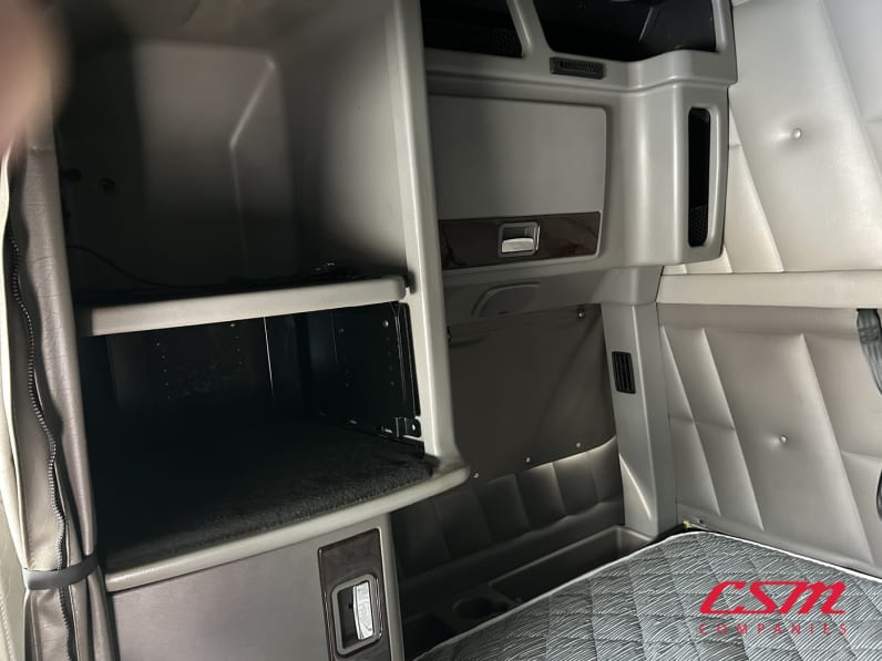 Interior passenger side sleeper for this 2020 Peterbilt 389 (Stock number: ULD677568)