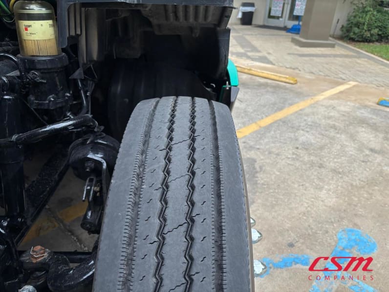 Driver side front tire tread for this 2020 Kenworth T680 (Stock number: ULJ297709)
