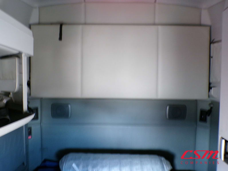 Interior wide sleeper view for this 2020 Kenworth T680 (Stock number: ULJ381012)