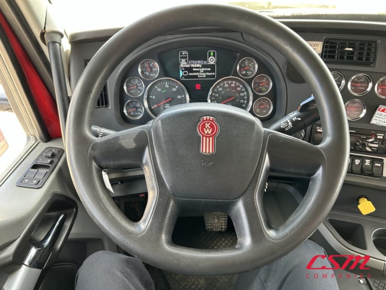 Interior steering wheel for this 2020 Kenworth T880 (Stock number: ULJ385819)