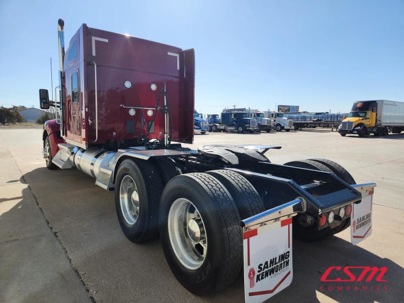 Exterior rear driver side for this 2020 Kenworth W990 (Stock number: ULJ390612)