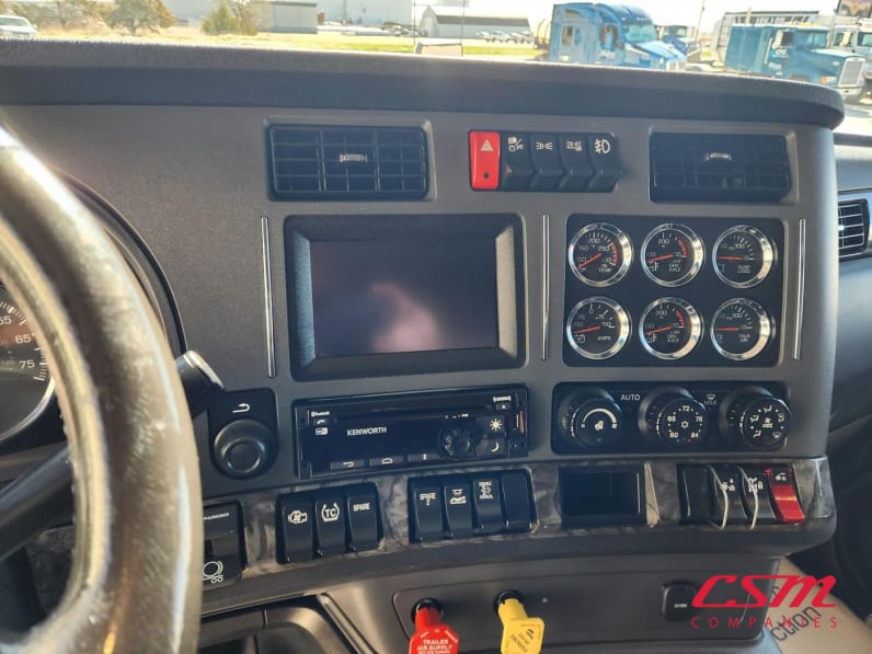 Interior radio and navigation system for this 2020 Kenworth W990 (Stock number: ULJ390612)