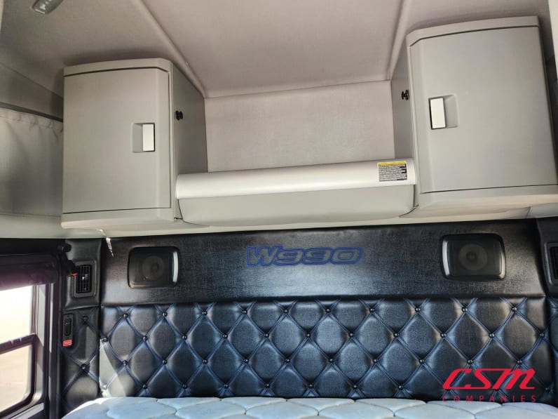 Interior wide sleeper view for this 2020 Kenworth W990 (Stock number: ULJ390612)