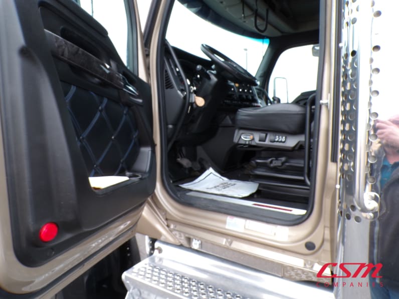 Drivers side door open for this 2020 Kenworth W990 (Stock number: ULJ393672)Weeee