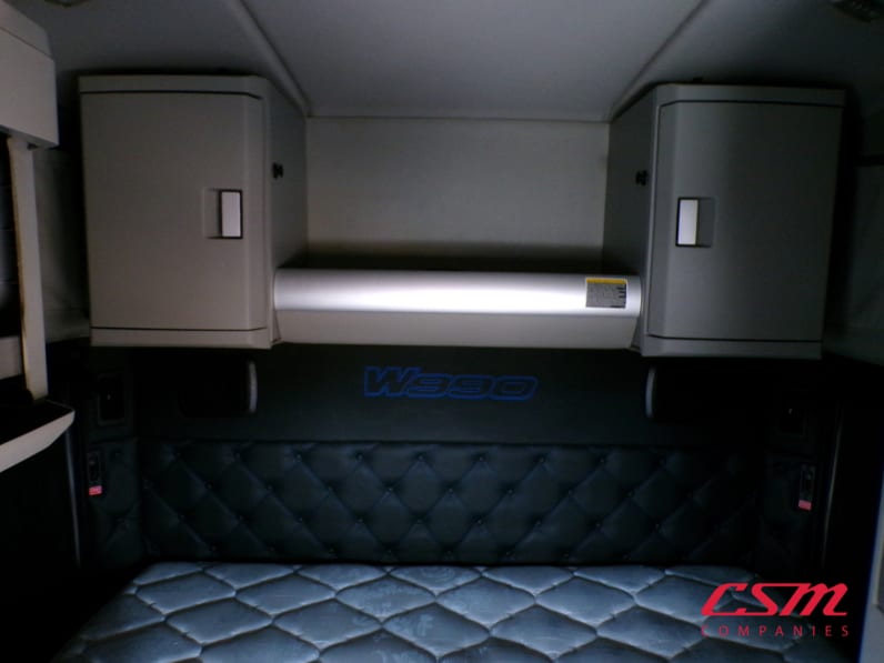 Interior wide sleeper view for this 2020 Kenworth W990 (Stock number: ULJ393672)Weeee
