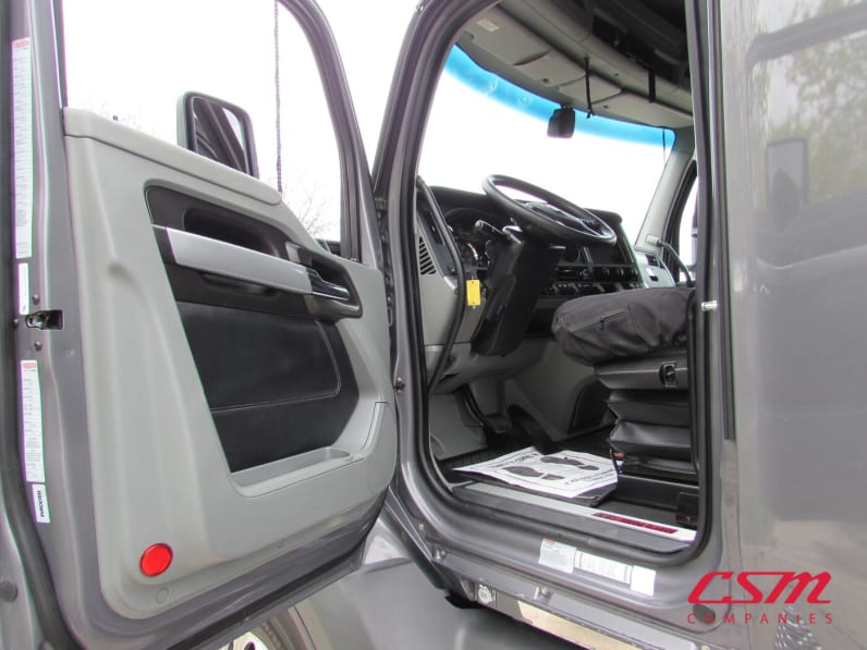 Drivers side door open for this 2020 Kenworth T680 (Stock number: ULJ418154)