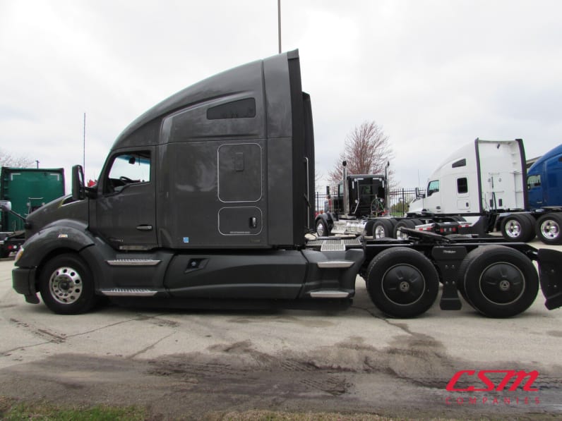 Exterior full driver side for this 2020 Kenworth T680 (Stock number: ULJ418154)