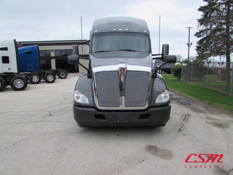 Exterior full front view for this 2020 Kenworth T680 (Stock number: ULJ418154)