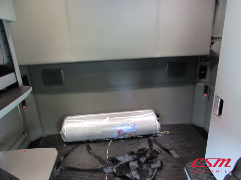 Interior wide sleeper view for this 2020 Kenworth T680 (Stock number: ULJ418154)