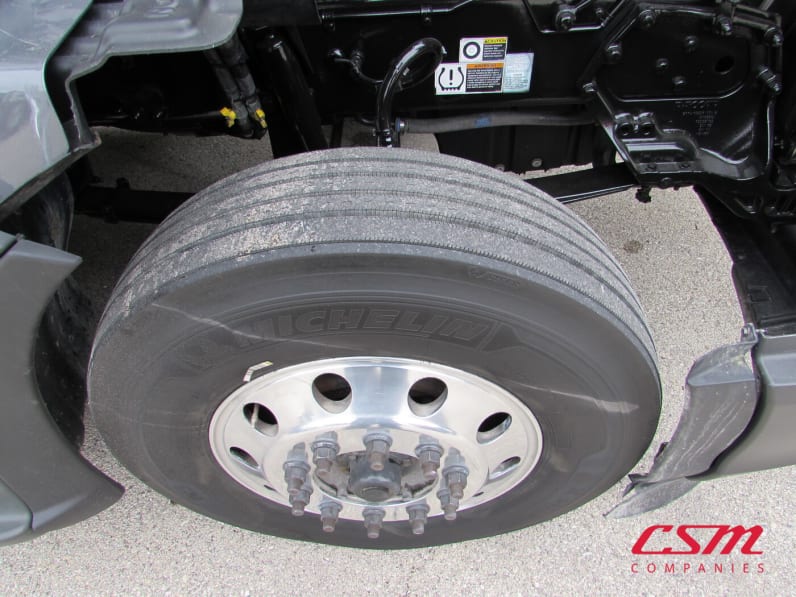 Passenger side front tire tread for this 2020 Kenworth T680 (Stock number: ULJ418154)