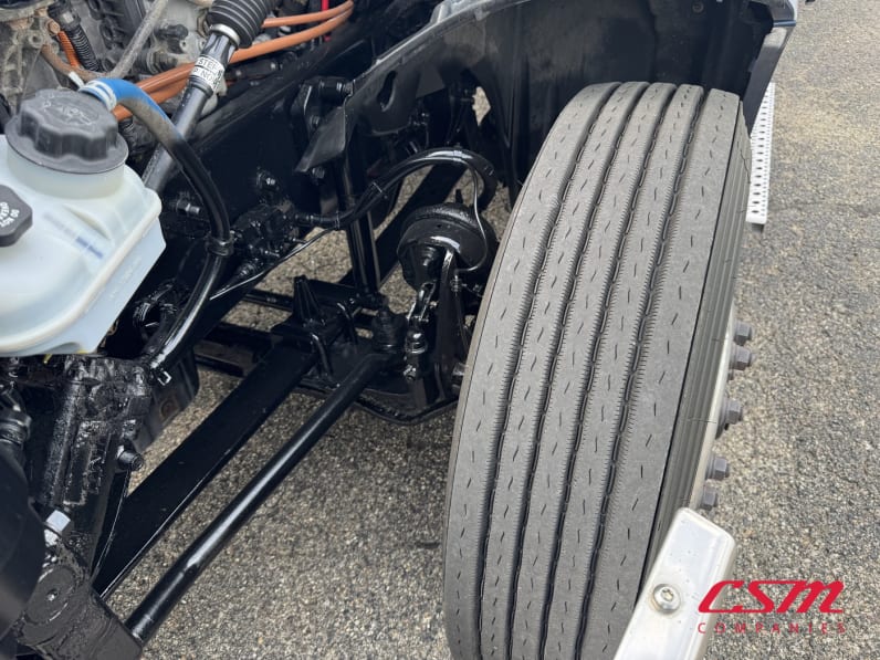 Driver side front tire tread for this 2020 Freightliner Cascadia (Stock number: ULLLL6996)