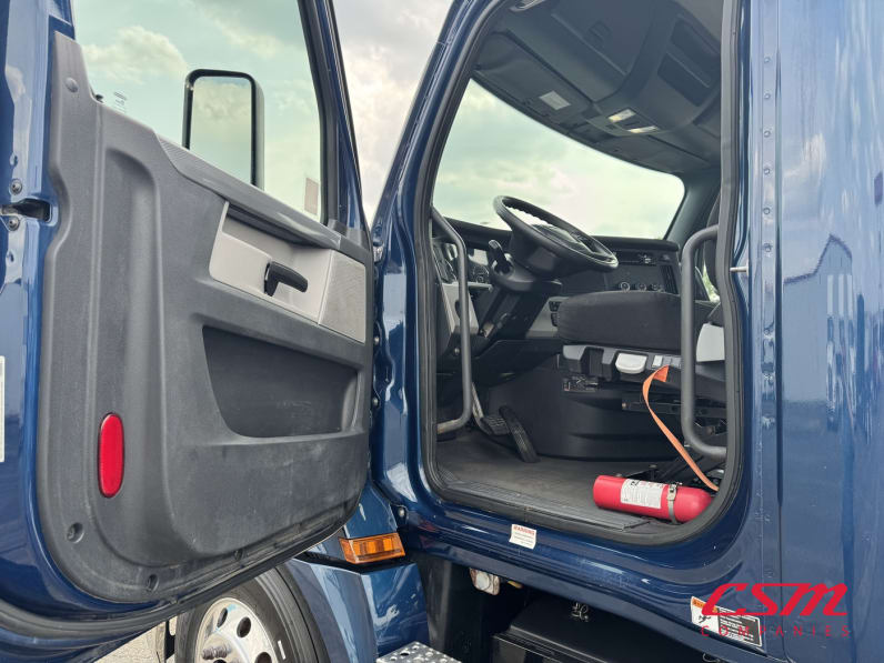 Drivers side door open for this 2020 Freightliner Cascadia (Stock number: ULLLL6996)