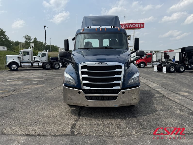 Exterior full front view for this 2020 Freightliner Cascadia (Stock number: ULLLL6996)