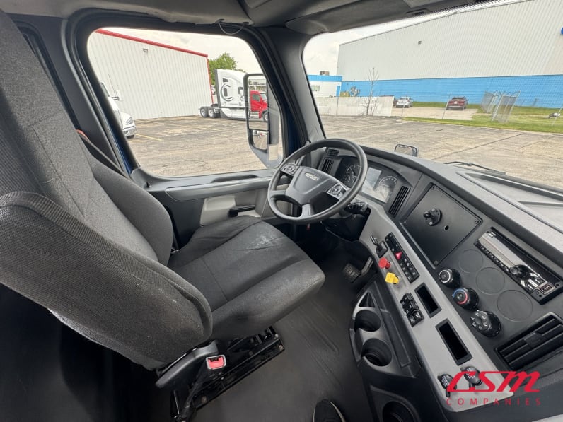 Interior cockpit for this 2020 Freightliner Cascadia (Stock number: ULLLL6996)