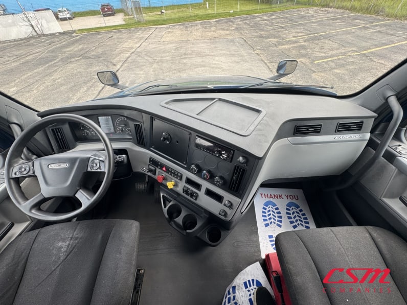 Interior dash for this 2020 Freightliner Cascadia (Stock number: ULLLL6996)