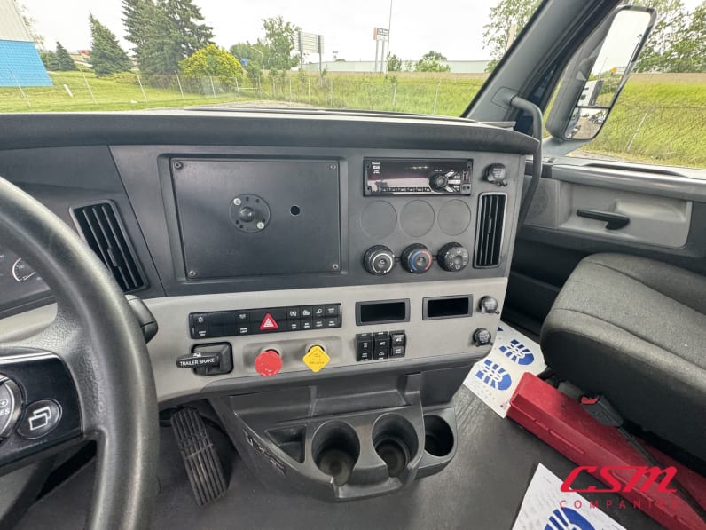 Interior radio and navigation system for this 2020 Freightliner Cascadia (Stock number: ULLLL6996)