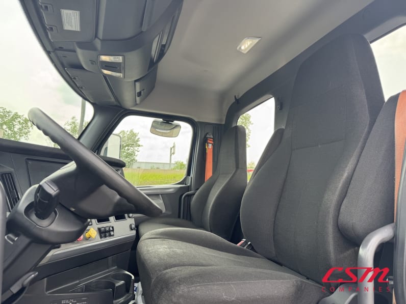 Interior seats for this 2020 Freightliner Cascadia (Stock number: ULLLL6996)