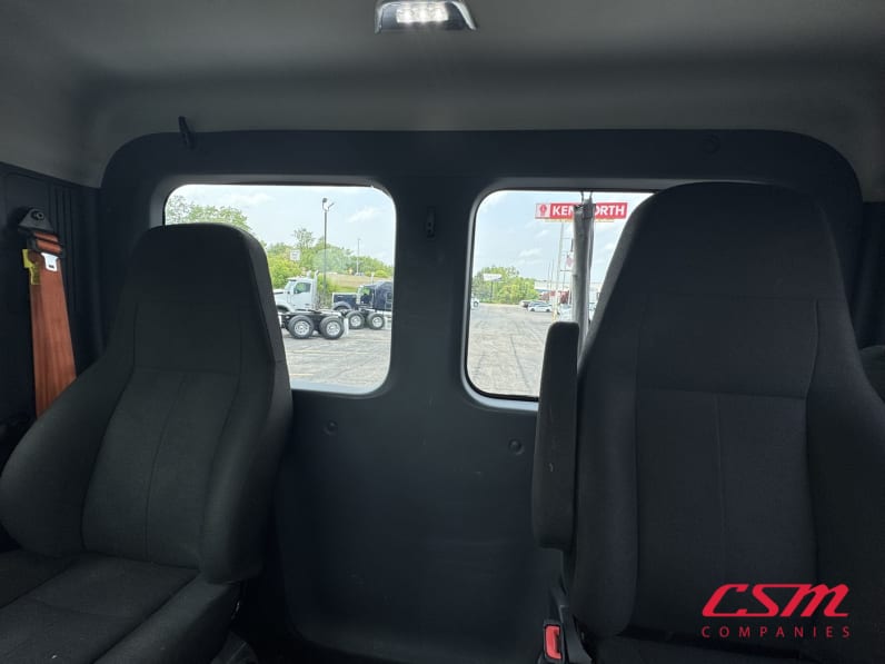 Interior wide sleeper view for this 2020 Freightliner Cascadia (Stock number: ULLLL6996)