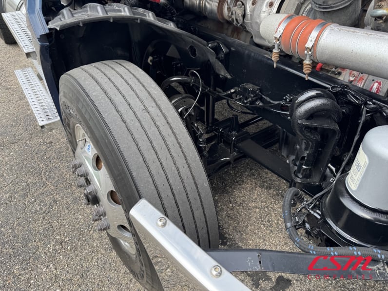 Passenger side front tire tread for this 2020 Freightliner Cascadia (Stock number: ULLLL6996)