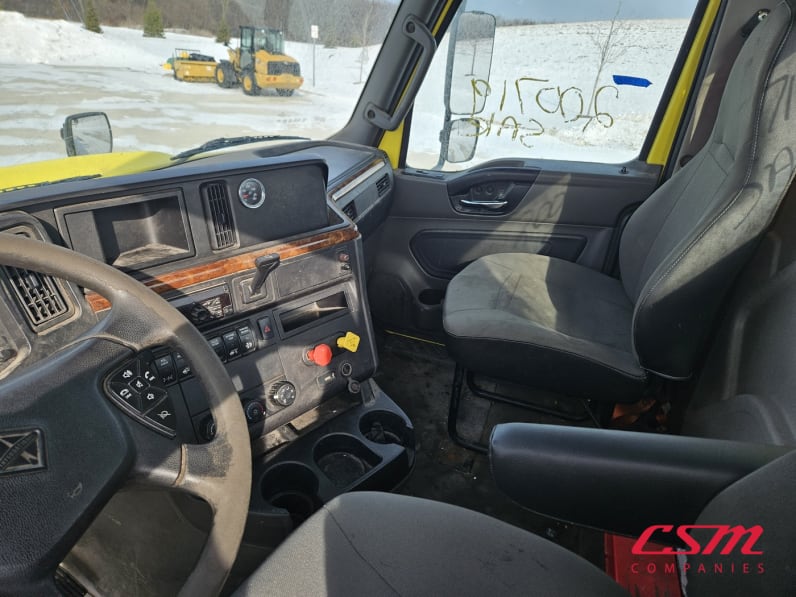 Interior seats for this 2020 International RH Series (Stock number: ULN089783)