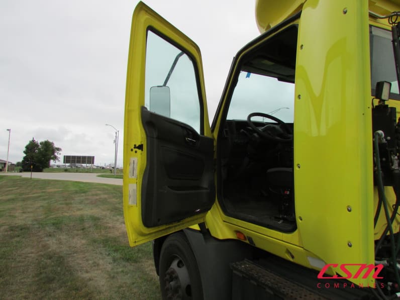 Drivers side door open for this 2020 International RH Series (Stock number: ULN844768)