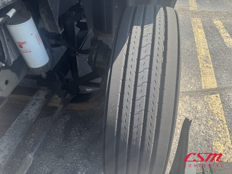 Driver side front tire tread for this 2020 International RH Series (Stock number: ULN845009)