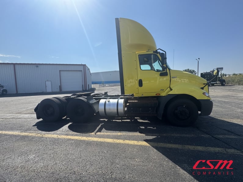 Exterior full passenger side for this 2020 International RH Series (Stock number: ULN845009)