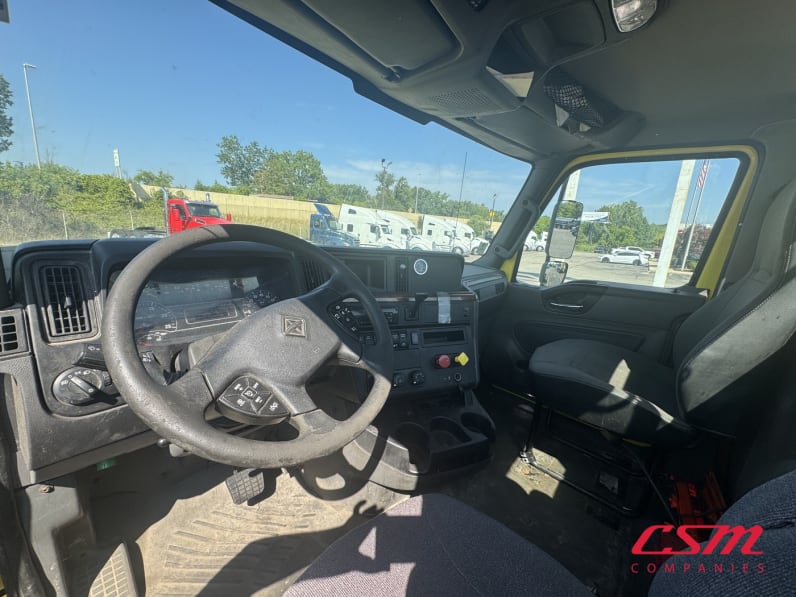 Interior cockpit for this 2020 International RH Series (Stock number: ULN845009)