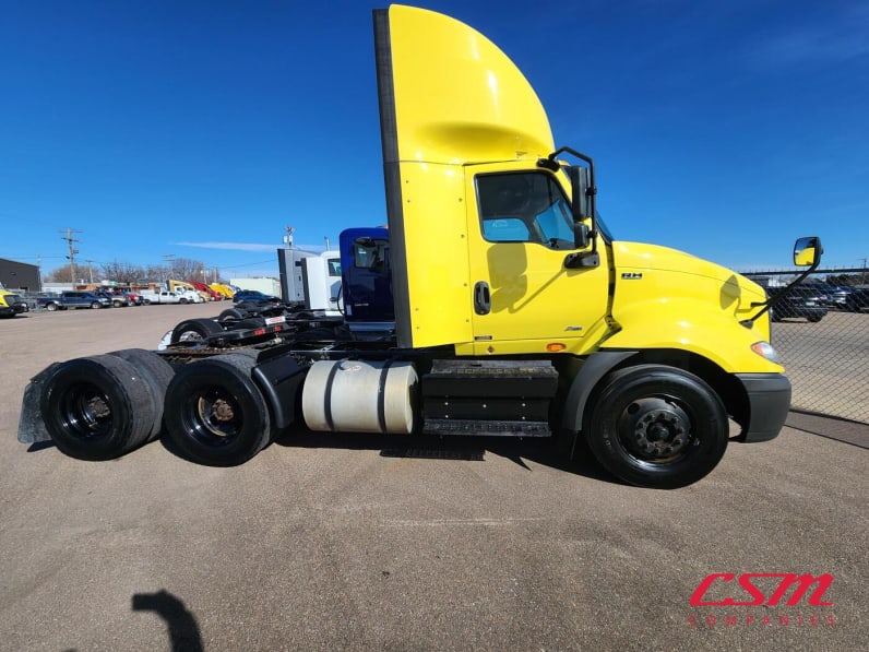 Exterior full passenger side for this 2020 International RH Series (Stock number: ULN845230)Weeee