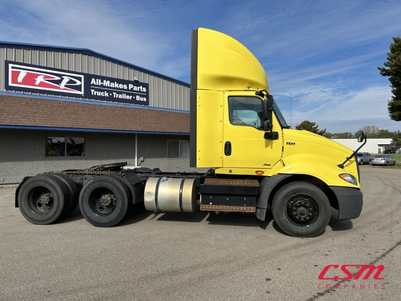 Exterior full passenger side for this 2020 International RH Series (Stock number: ULN845426)