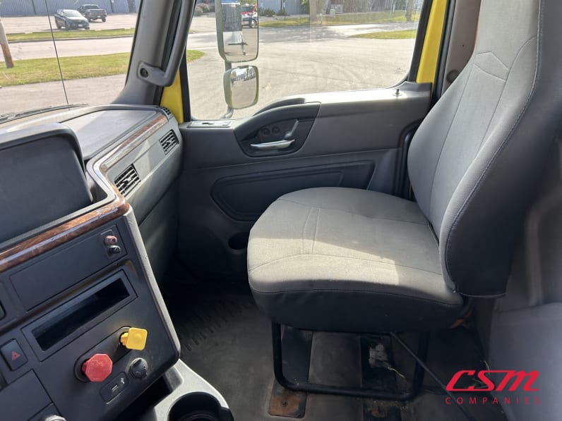 Interior seats for this 2020 International RH Series (Stock number: ULN845426)