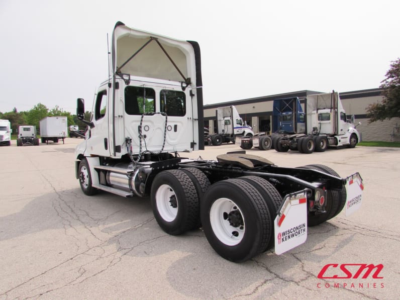 Exterior rear driver side for this 2020 Freightliner Cascadia (Stock number: ULSMC6259)