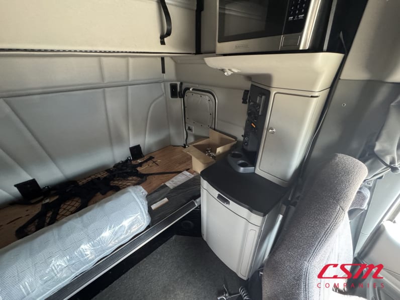 Interior driver side sleeper for this 2021 Peterbilt 579 (Stock number: UMD759984)