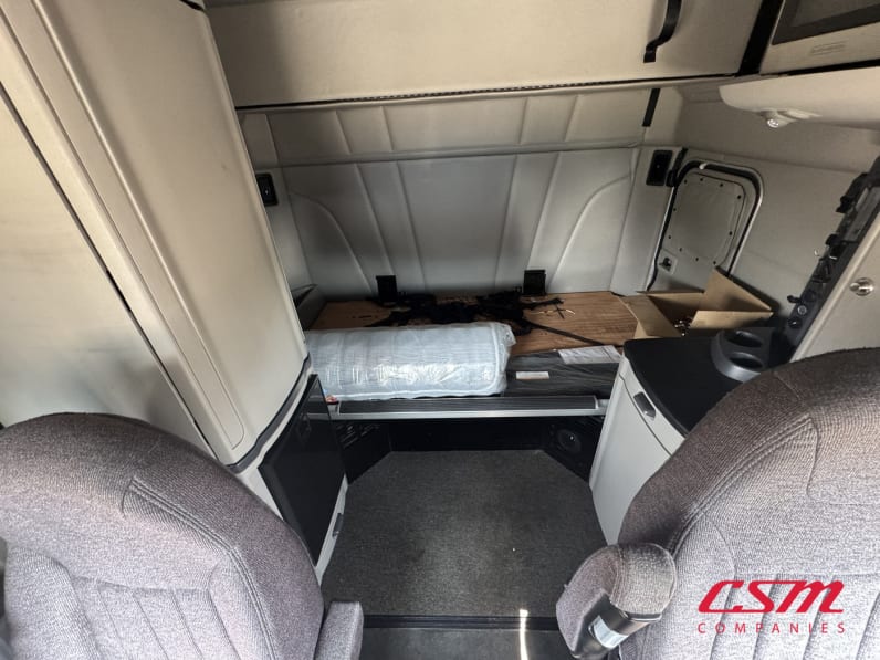 Interior wide sleeper view for this 2021 Peterbilt 579 (Stock number: UMD759984)