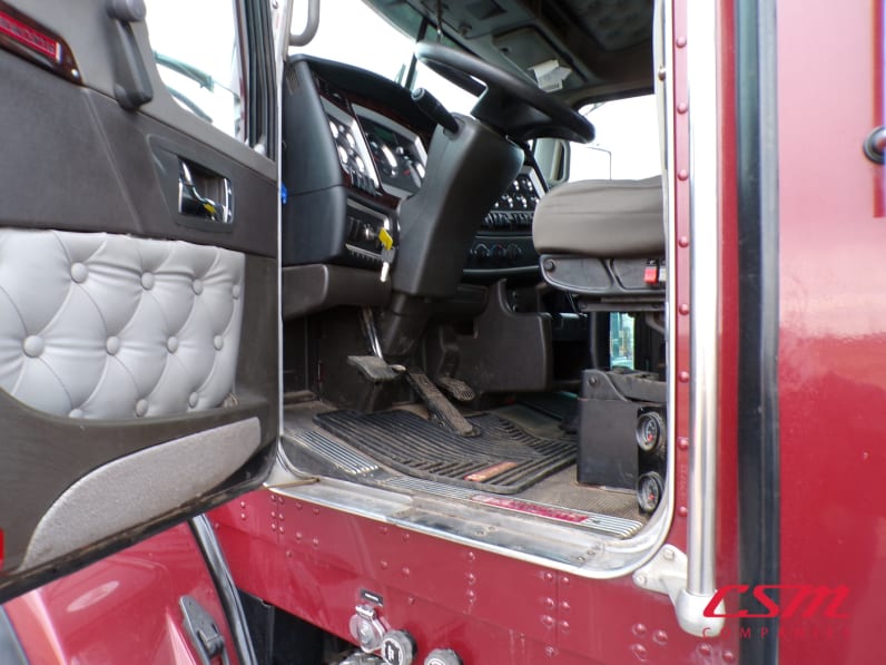 Drivers side door open for this 2021 Kenworth T800 (Stock number: UMF429732)Weeee