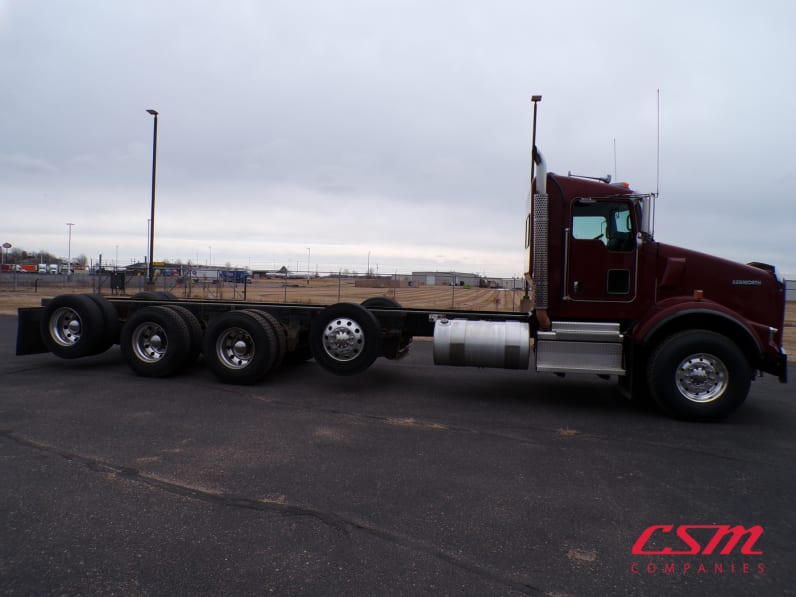 Exterior full passenger side for this 2021 Kenworth T800 (Stock number: UMF429732)Weeee