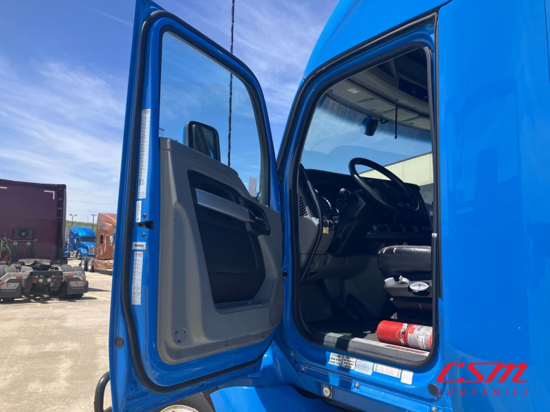 Drivers side door open for this 2021 Kenworth T680 (Stock number: UMJ431987A)Weeee