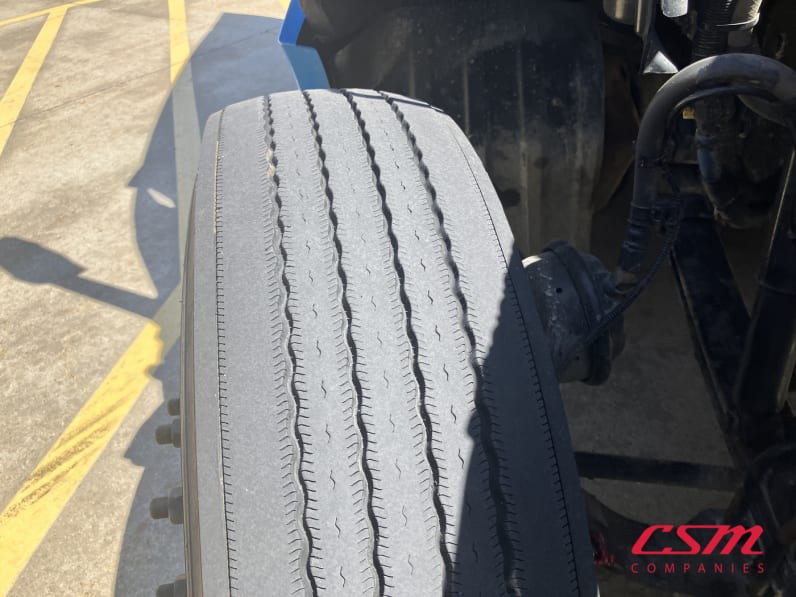 Passenger side front tire tread for this 2021 Kenworth T680 (Stock number: UMJ431987A)Weeee