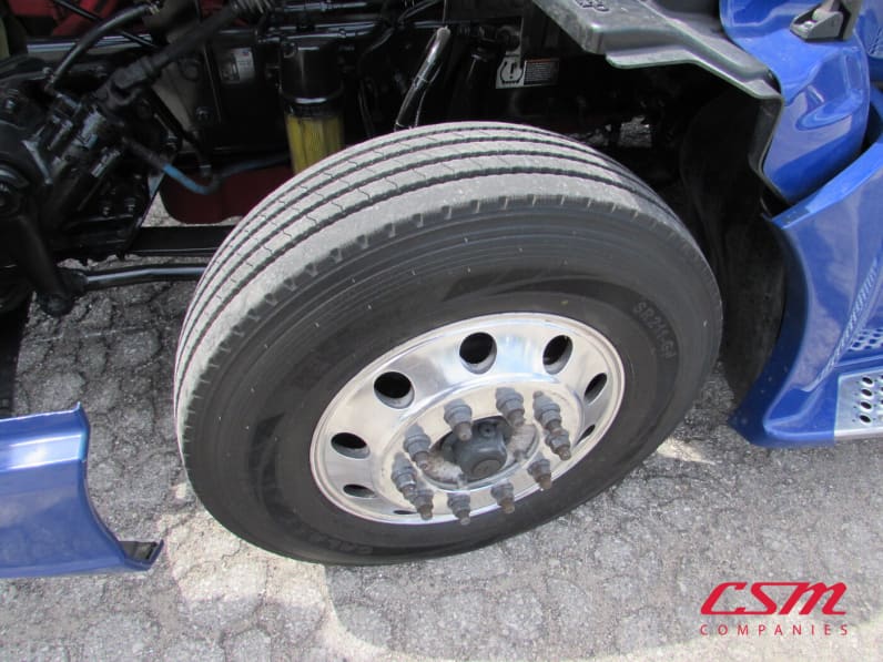 Driver side front tire tread for this 2021 Kenworth T680 (Stock number: UMJ432003A)Weeee