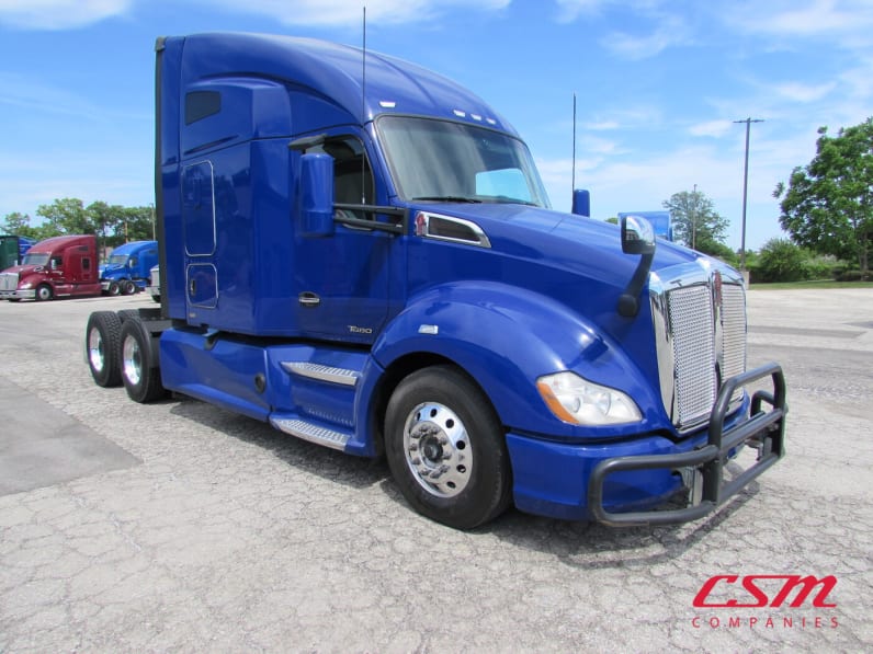 Exterior front passenger side for this 2021 Kenworth T680 (Stock number: UMJ432003A)Weeee